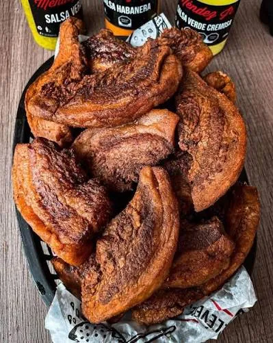 Piezas doradas de chicharrón norteño