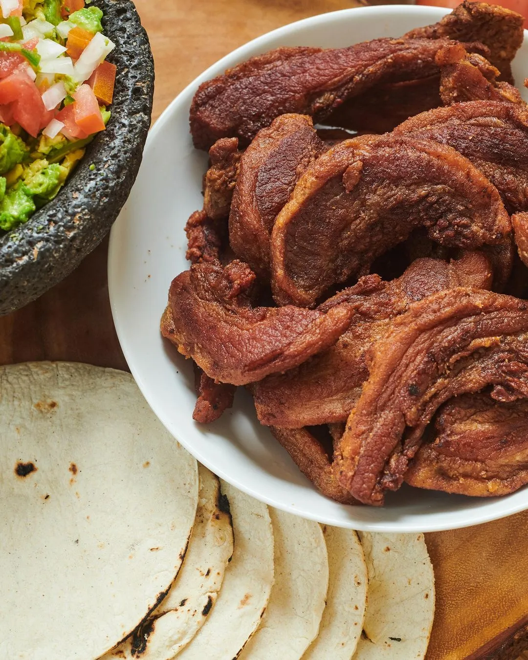 Chicharrón norteño de corte grueso servido con guacamole